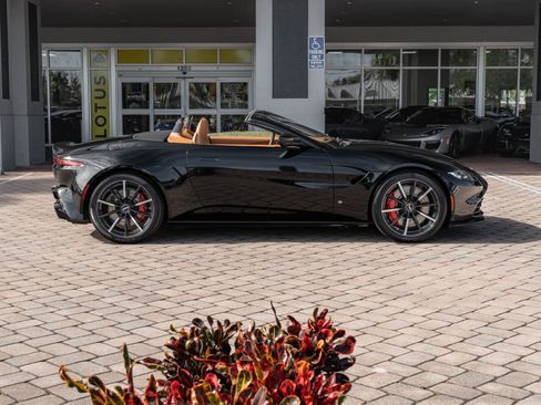 Used 2021 Aston Martin V8 Vantage Roadster image 27