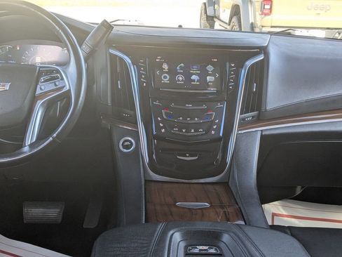 Used 2018 Cadillac Escalade ESV Luxury image 27