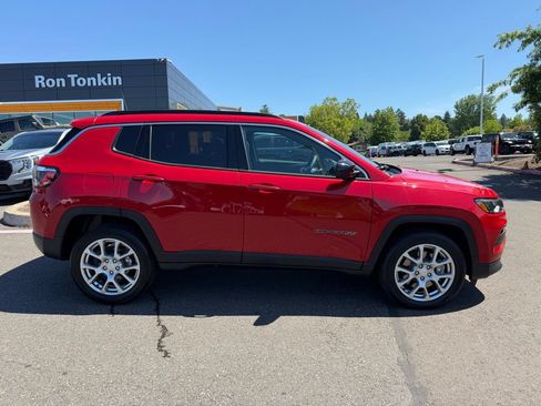 Used 2023 Jeep Compass Latitude w/ Sun and Sound Group AWD/4WD image 8