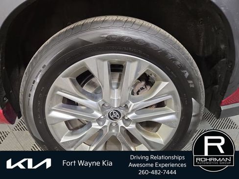 Used 2021 Toyota Highlander Limited FWD image 11