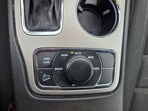 Used 2018 Jeep Grand Cherokee Laredo image 28