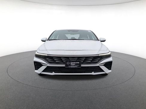 Used 2025 Hyundai Elantra SEL image 2