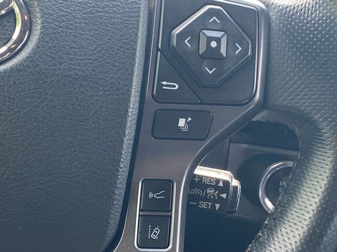 Used 2018 Toyota Tacoma TRD Sport w/ Technology Package AWD/4WD image 10