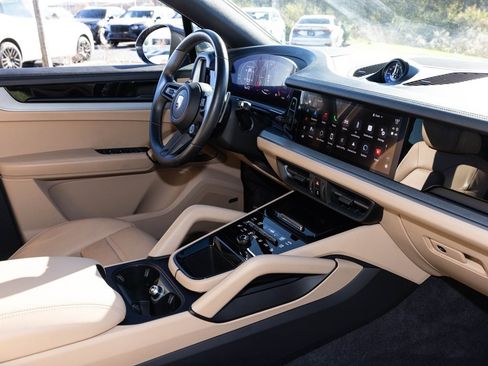 Used 2024 Porsche Cayenne Coupe image 65