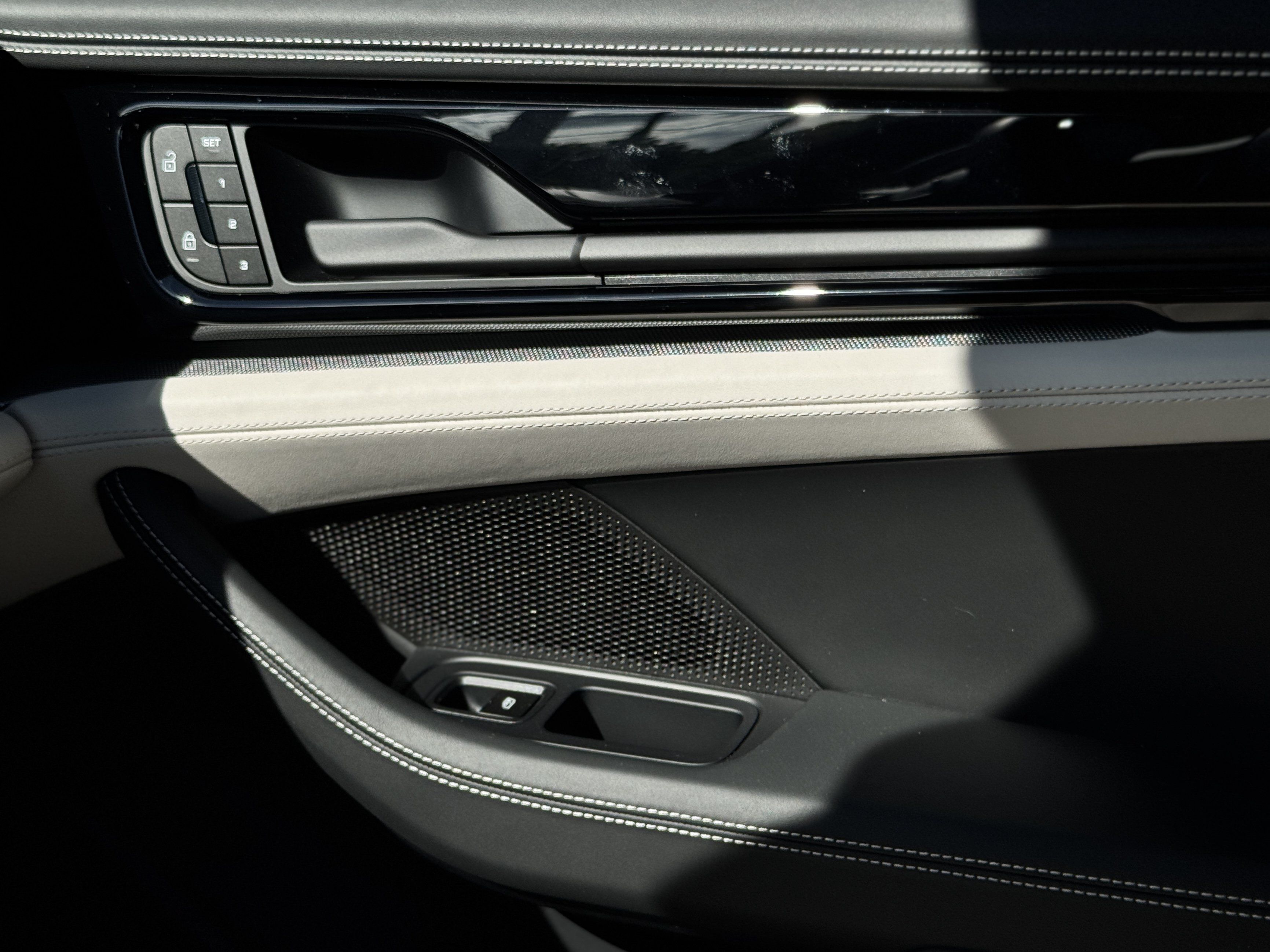 Certified 2025 Porsche Panamera 4 AWD/4WD image 25