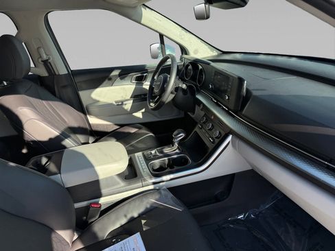 Used 2024 Kia Carnival LX image 15