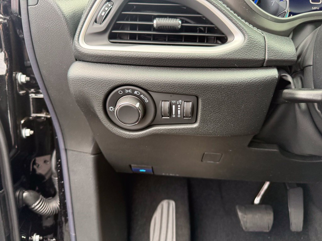 New 2027 Chrysler Pacifica Select w/ Family Tech Group FWD image 16