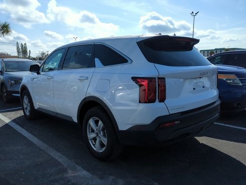 Used 2023 Kia Sorento LX image 9
