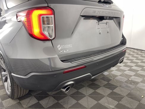 Used 2022 Ford Explorer XLT w/ Equipment Group 202A image 6
