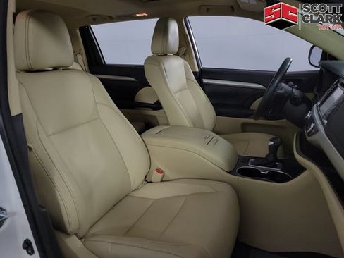 Used 2017 Toyota Highlander XLE AWD/4WD image 14