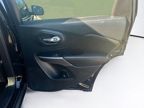 Used 2019 Jeep Cherokee Limited AWD/4WD image 32