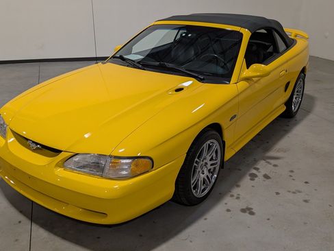 Used 1998 Ford Mustang GT RWD image 2