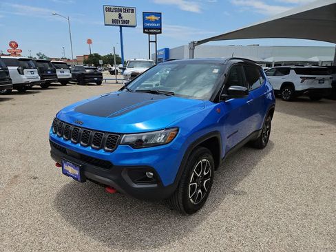 Used 2025 Jeep Compass Trailhawk AWD/4WD image 4