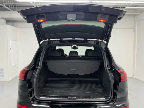 Used 2018 Porsche Cayenne Platinum Edition image 38