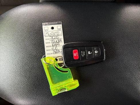 Used 2025 Toyota RAV4 XLE FWD image 35