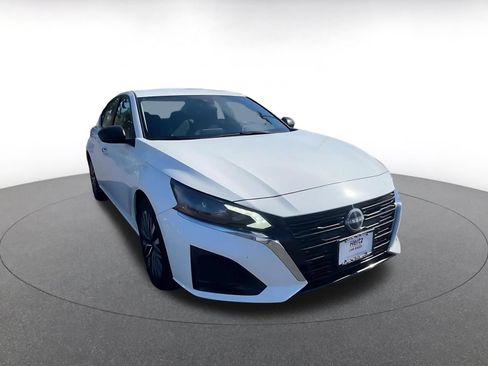 Used 2025 Nissan Altima 2.5 SV FWD image 3