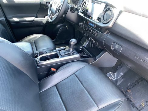 Used 2019 Toyota Tacoma TRD Off-Road AWD/4WD image 9