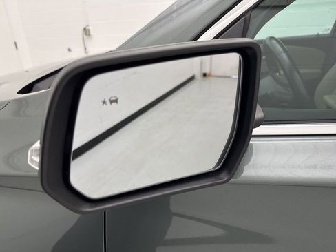 Used 2022 Chevrolet Traverse LT image 19