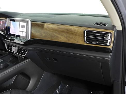 Used 2025 Volkswagen Atlas SE FWD image 14
