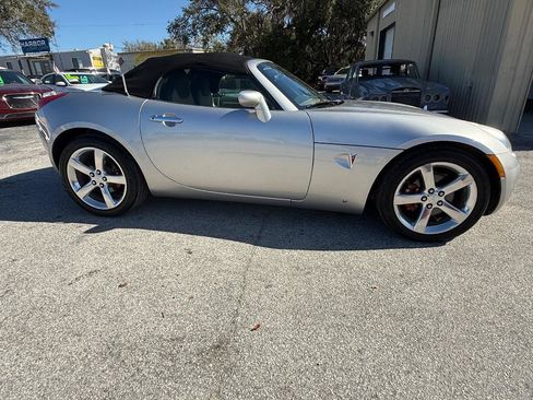 Used 2006 Pontiac Solstice Convertible w/ Premium Package image 2