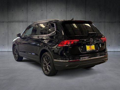 Used 2023 Volkswagen Tiguan SE FWD image 3