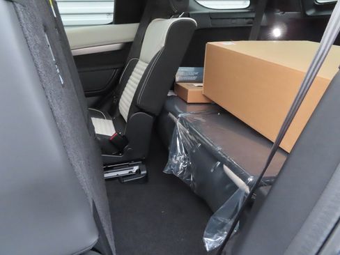 New 2024 Land Rover Discovery Dynamic SE image 8