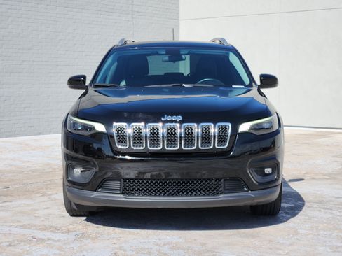 Used 2020 Jeep Cherokee Latitude Plus w/ Cold Weather Group FWD image 3