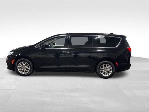 Used 2024 Chrysler Pacifica Touring-L image 3