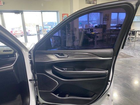 Used 2022 Jeep Grand Cherokee Limited image 17