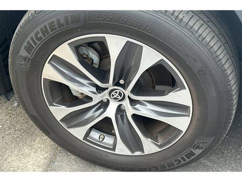 Used 2023 Toyota Highlander XLE FWD image 4