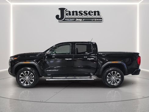 Used 2024 GMC Canyon Denali image 2