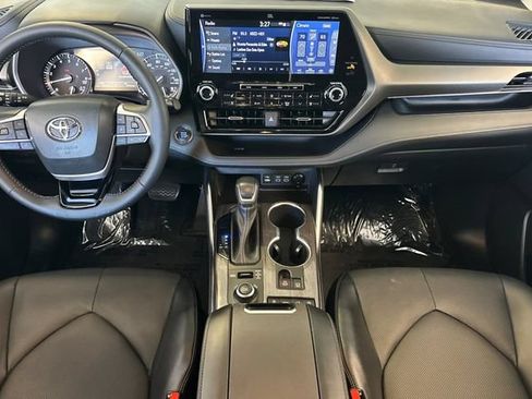 Used 2022 Toyota Highlander Limited AWD/4WD image 15