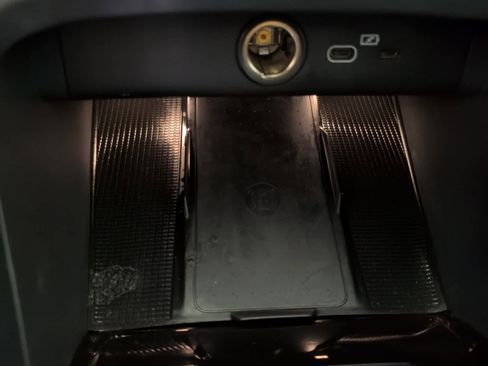 Used 2025 Volvo XC40 B5 Plus image 20