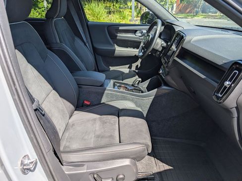 Used 2024 Volvo XC40 Recharge Plus w/ Protection Package Premier AWD/4WD image 17
