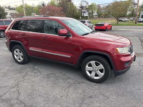 Used 2013 Jeep Grand Cherokee Laredo image 1