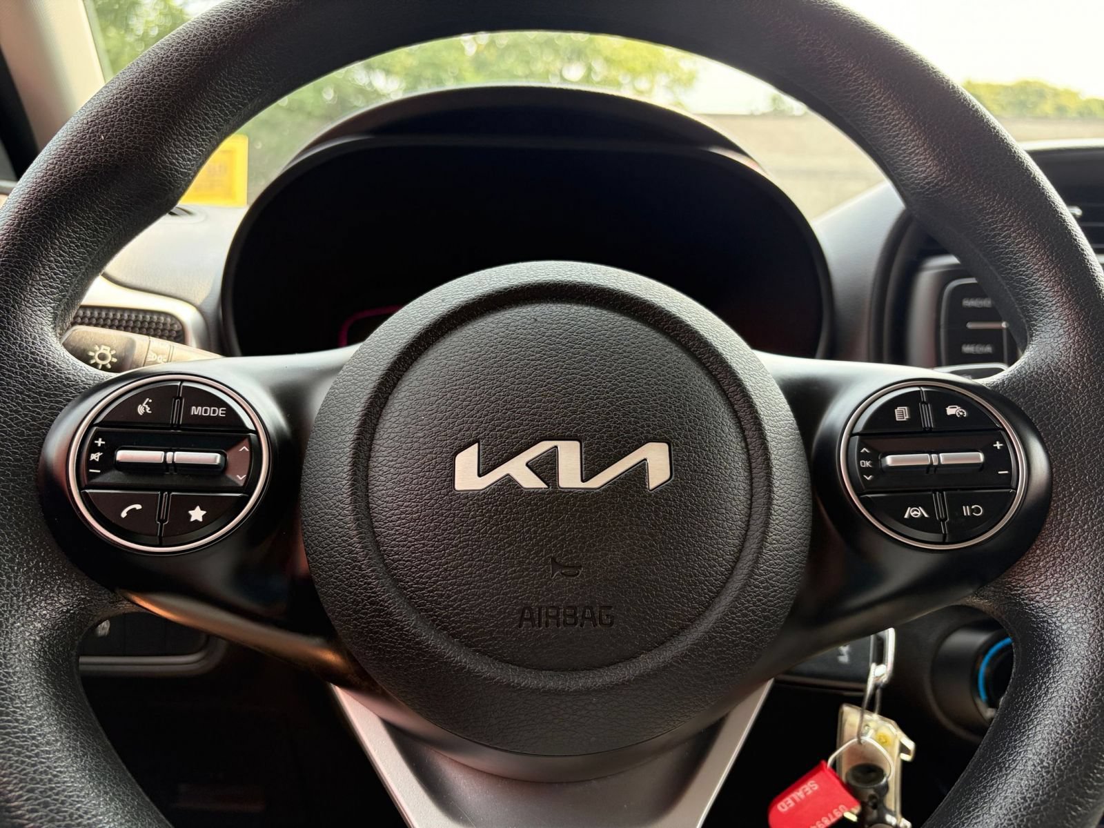 Used 2025 Kia Soul LX w/ LX Technology Package FWD image 25