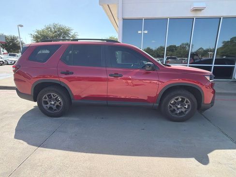 Used 2025 Honda Pilot TrailSport image 5