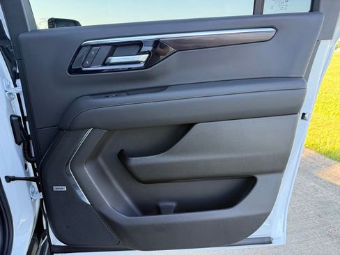 New 2026 Chevrolet Suburban LT w/ Comfort Package AWD/4WD image 17