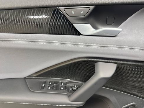 New 2026 Volkswagen Tiguan SE R-Line FWD image 10