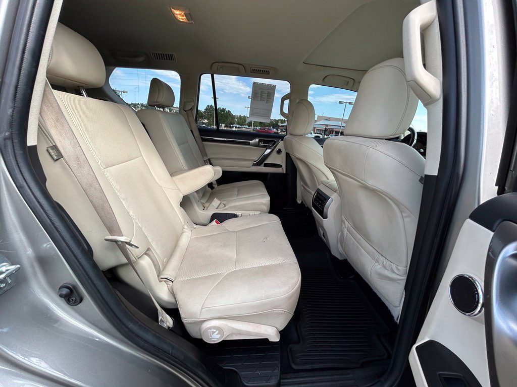 Used 2023 Lexus GX 460 Premium w/ Accessory Package AWD/4WD image 29