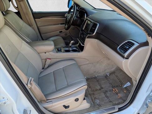 Used 2017 Jeep Grand Cherokee Overland w/ Jeep Active Safety Group AWD/4WD image 21