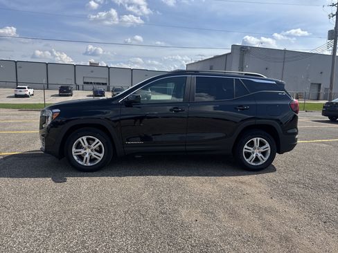 Used 2024 GMC Terrain SLE w/ Driver Convenience Package FWD image 2