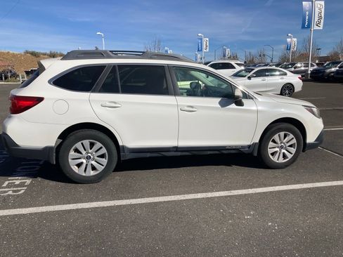 Used 2018 Subaru Outback 2.5i Premium image 3