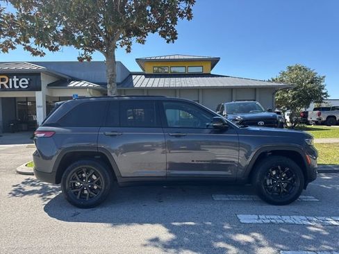 Used 2024 Jeep Grand Cherokee Altitude RWD image 8