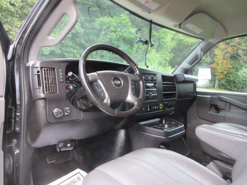 Used 2018 Chevrolet Express 2500 w/ Driver Convenience Package RWD image 27