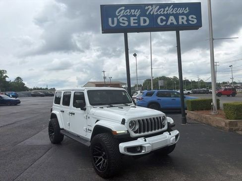 Used 2024 Jeep Wrangler Unlimited Sahara w/ Technology Group AWD/4WD image 3