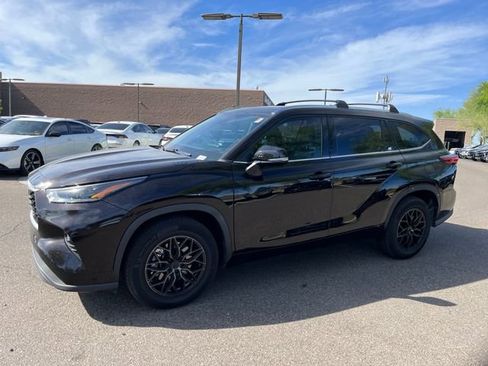 Used 2021 Toyota Highlander XLE FWD image 1