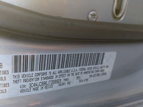 Used 2018 Jeep Compass Latitude FWD image 33