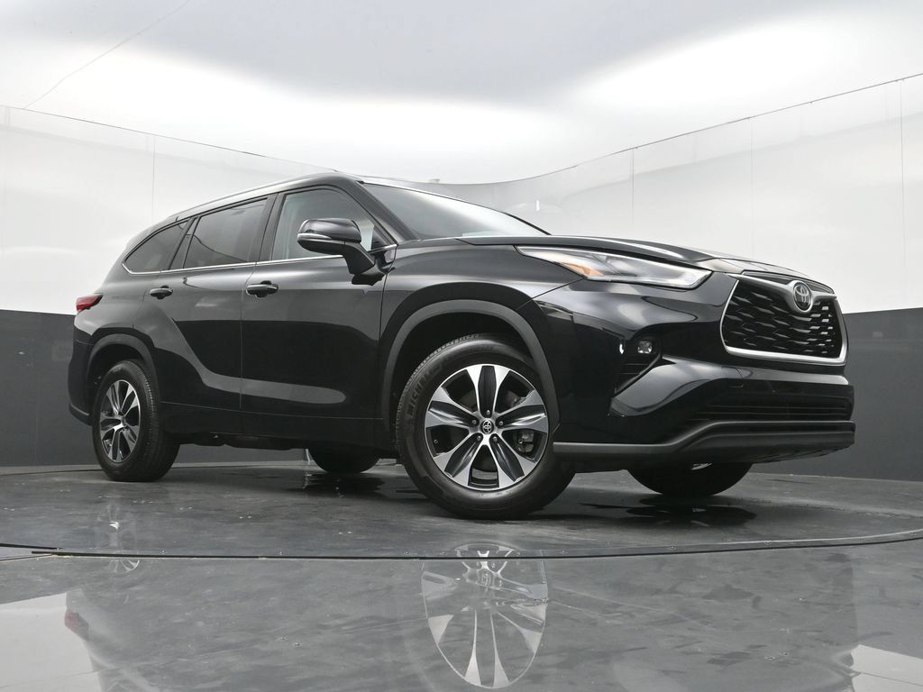 Used 2023 Toyota Highlander XLE FWD image 28