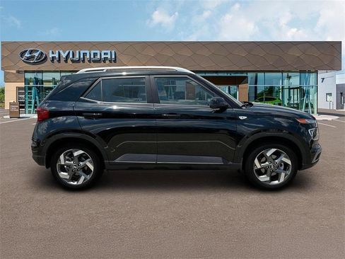 Used 2025 Hyundai Venue SEL image 9